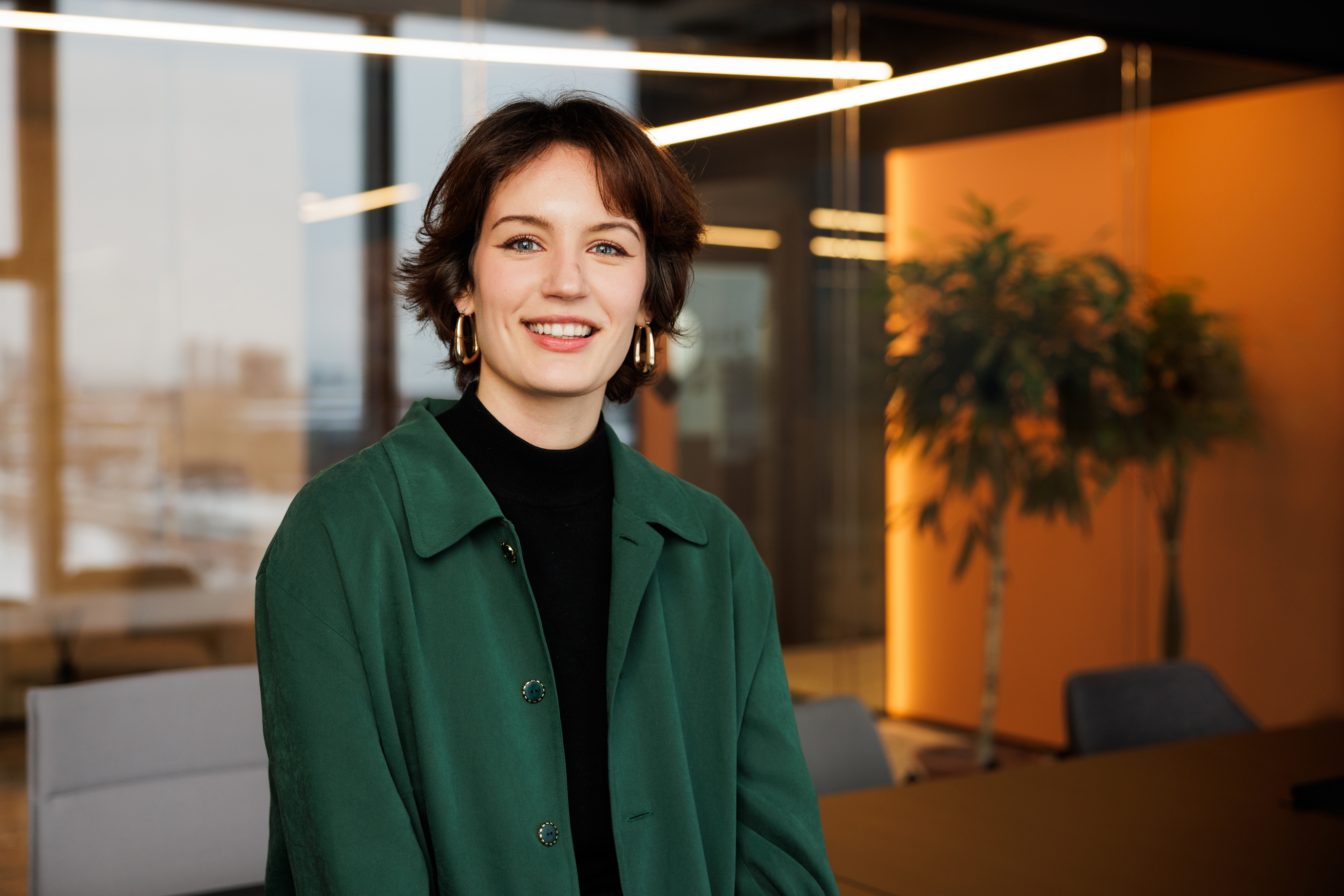 Młoda kobieta w biurze