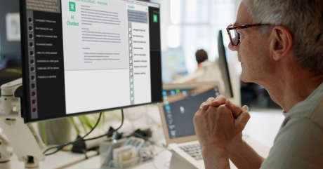 Mężczyzna w średnim wieku patrzący na monitor komputera