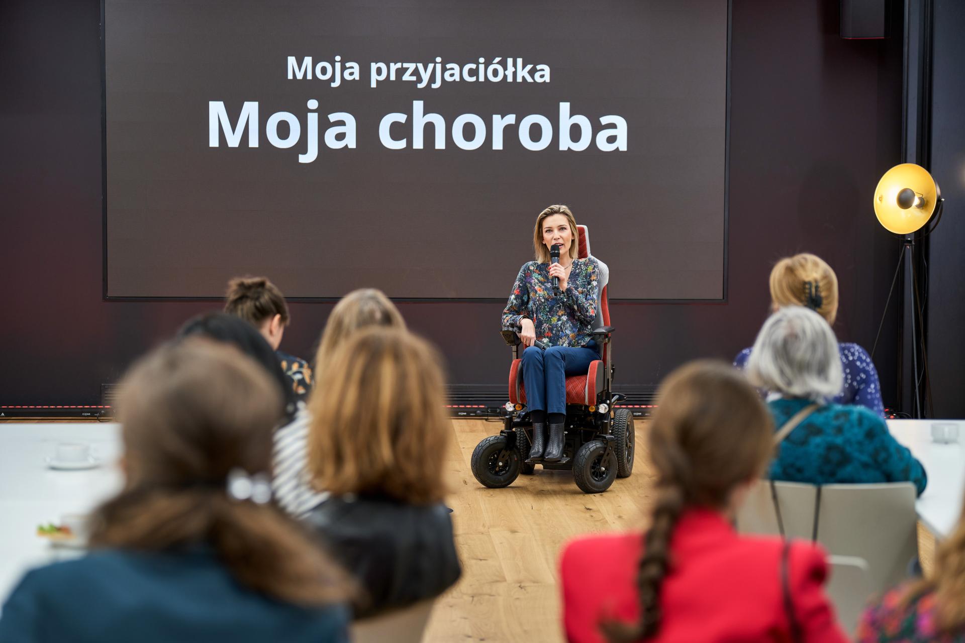 Niepełnosprawna kobieta podczas wykładu