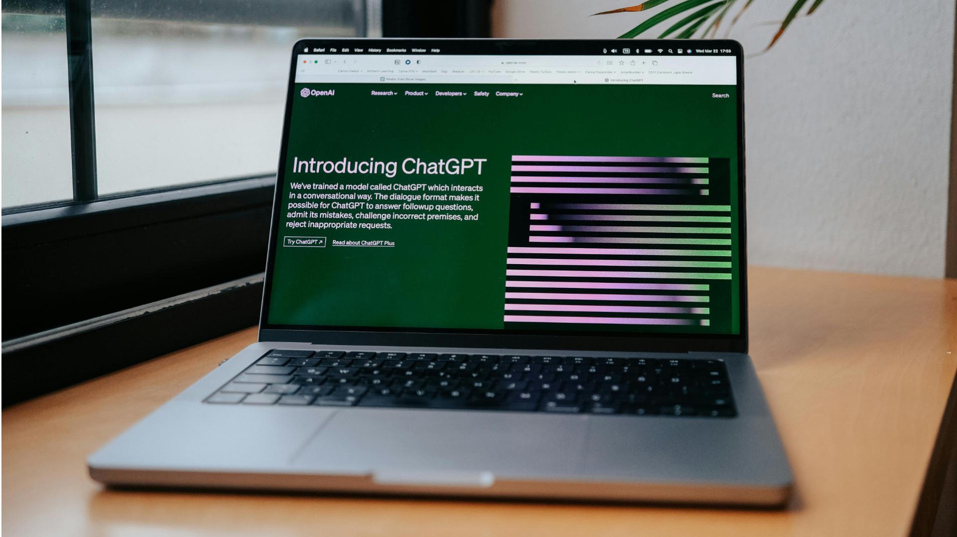 Notebook z otwartą stroną ChatGPT w przeglądarce internetowej
