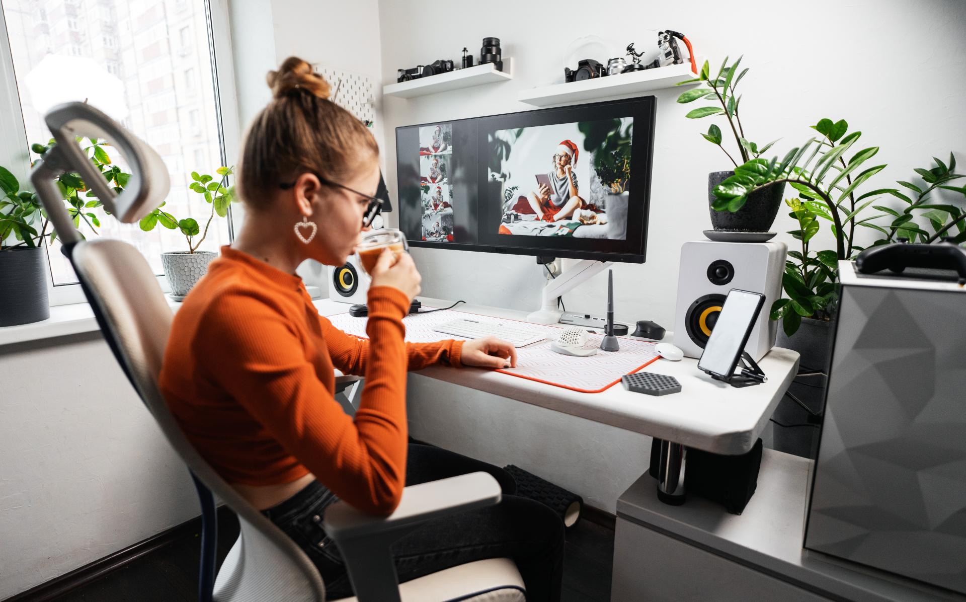 Młoda kobieta pracująca przy komputerze typu desktop