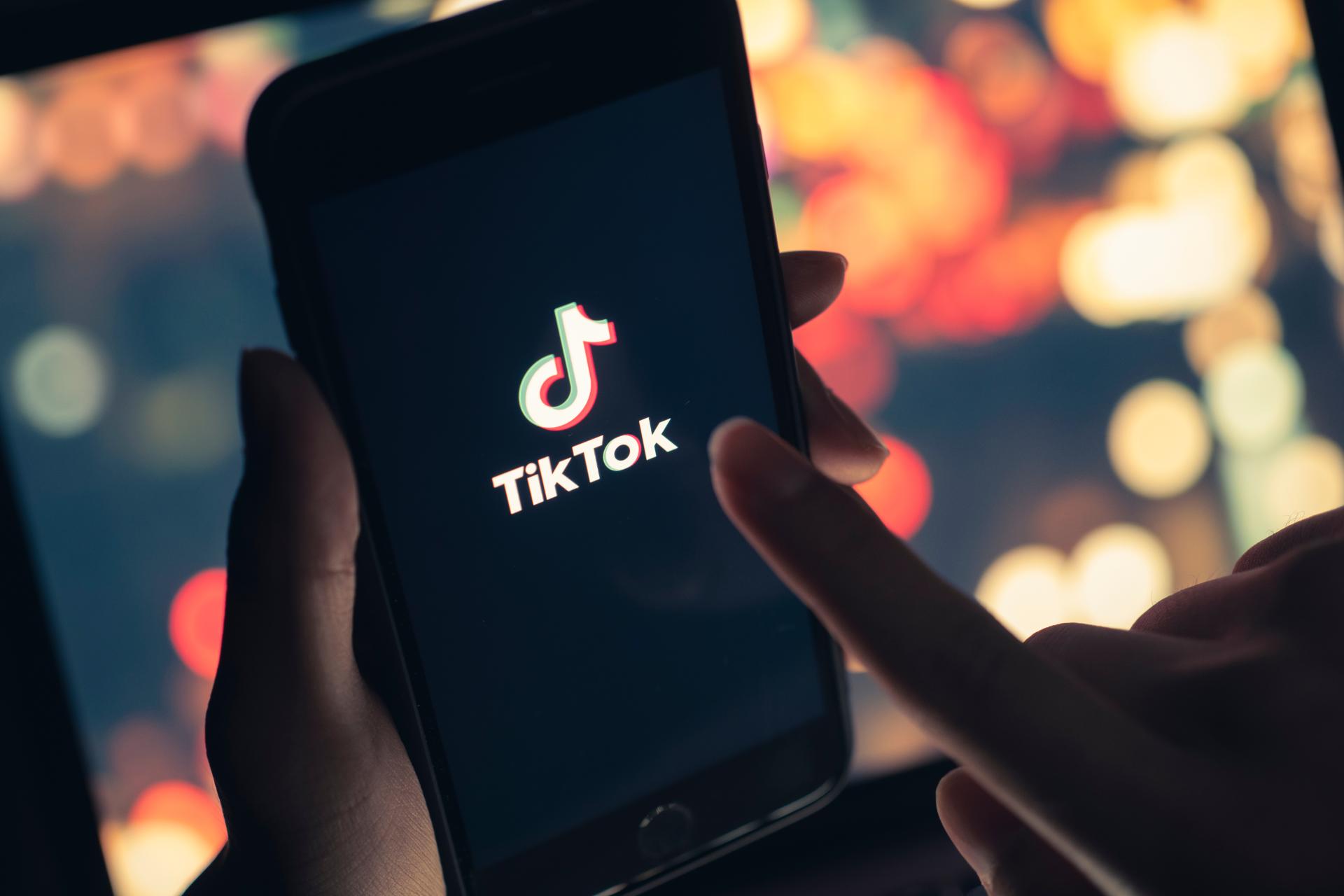 Telefon wyświetlający ikonę TikToka